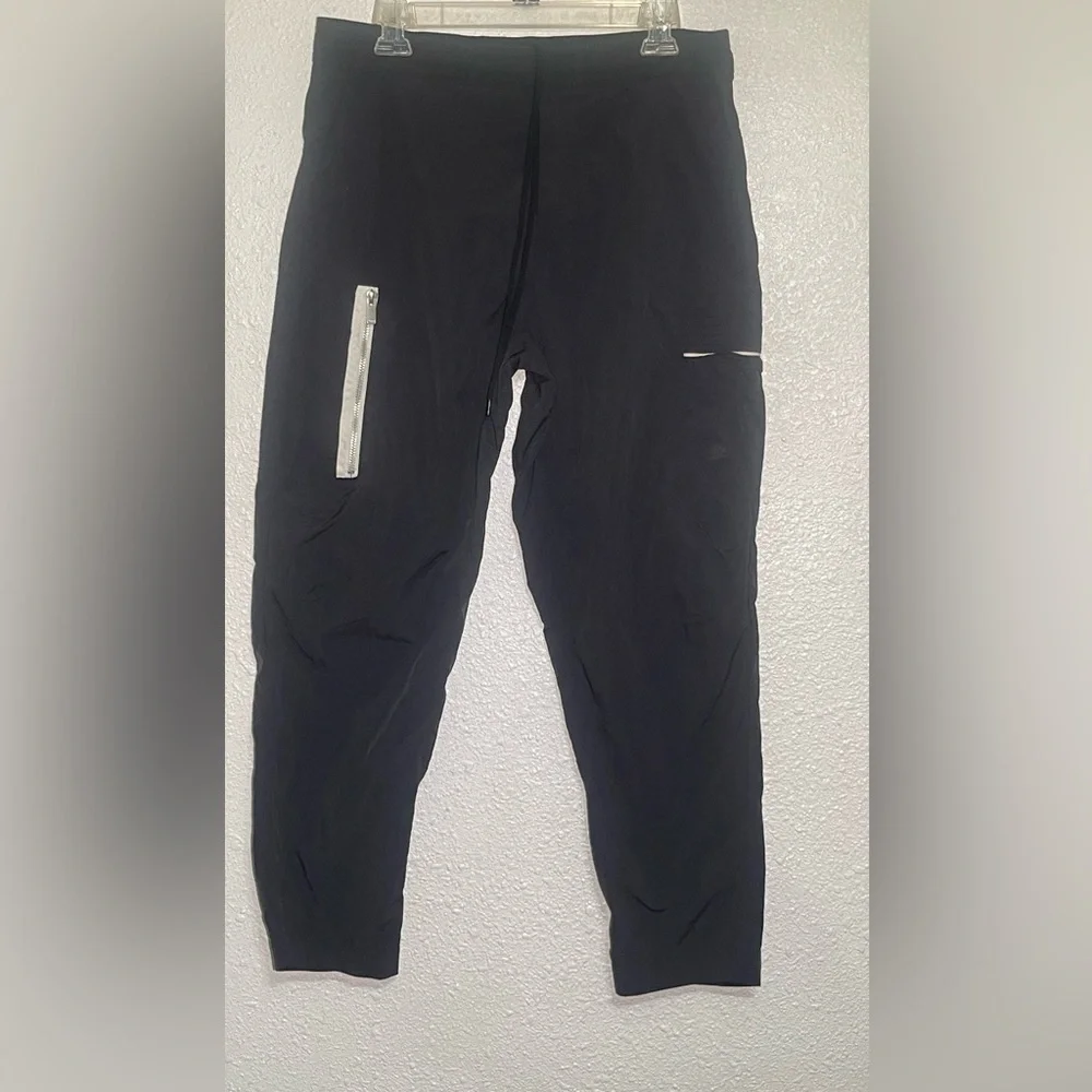 Nike Black women’s drawstring crop pants size medium